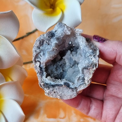 Chalcedony Geode - (ID: crn113)