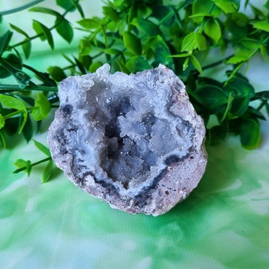 Chalcedony Geode - (ID: crn113)