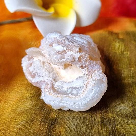 Chalcedony Geode – (ID: crn139)