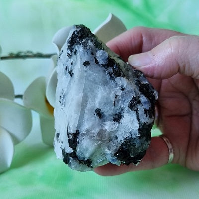 Rainbow Moonstone – (ID: crn43)