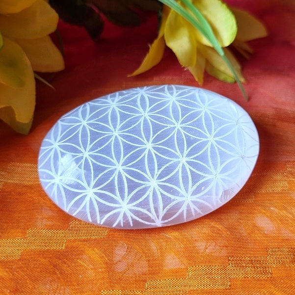 Selenite Palmstone – Flower of Life – (ID: crp16)