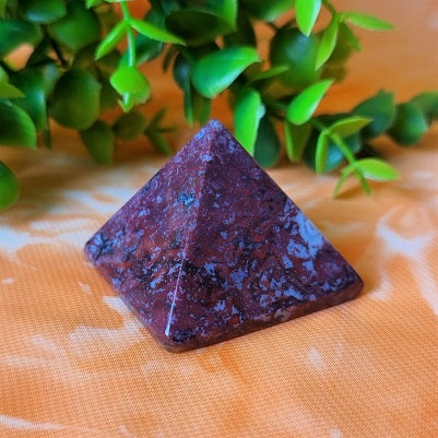 Red Agate Pyramid – (ID: crf77)