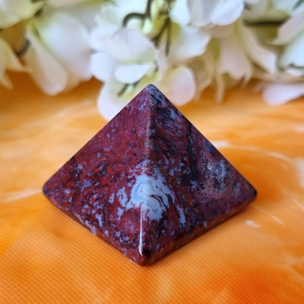 Red Agate Pyramid – (ID: crf77)