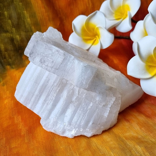 White Calcite – (ID: crn46)
