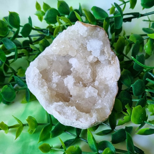 Chalcedony Geode - (ID: crn51)